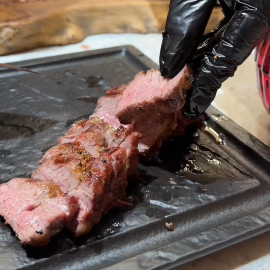 Стейк и три гарнира на гриле 