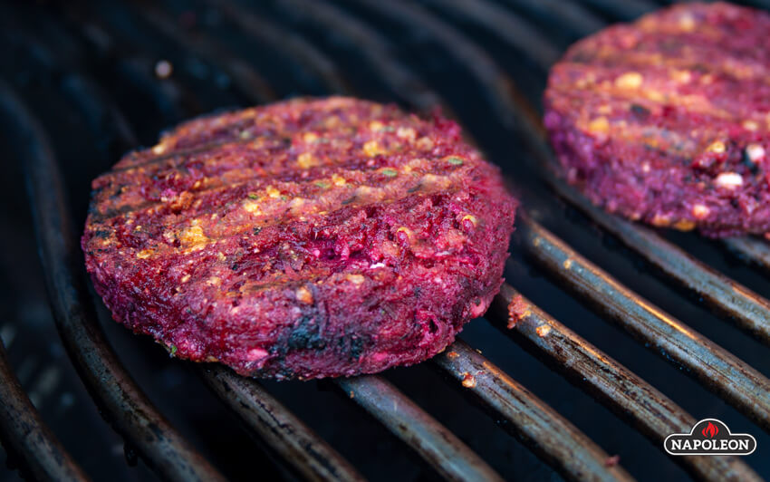 Бургеры на стальных барбекю-решетках Napoleon
