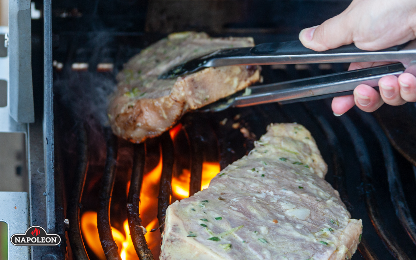 Стейк на газовом гриле Napoleon