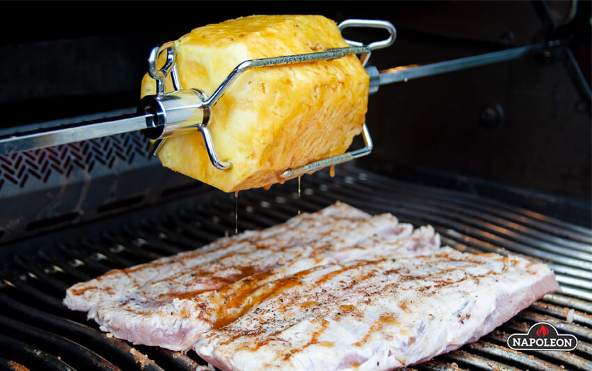 Свинина с ананасом на газовом гриле Napoleon