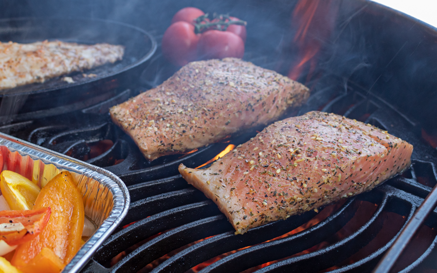 Лосось на угольном гриле