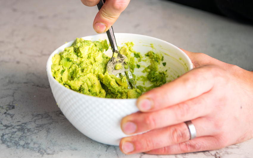 recipeBlog-RogueHD-guacTacoBurgers-06mar20-8.png