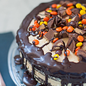 Торт с шоколадом и арахисовым маслом