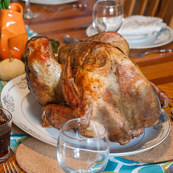 Индейка с маслом на вертеле