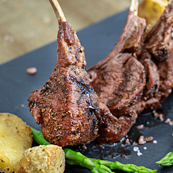 Копчёное каре ягнёнка с бальзамическим соусом