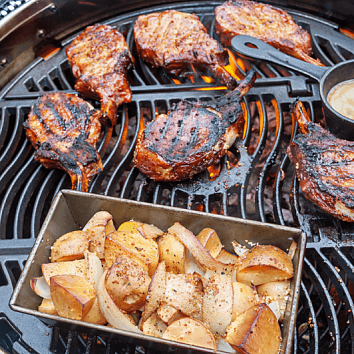 Свиные отбивные копченые на яблочной щепе