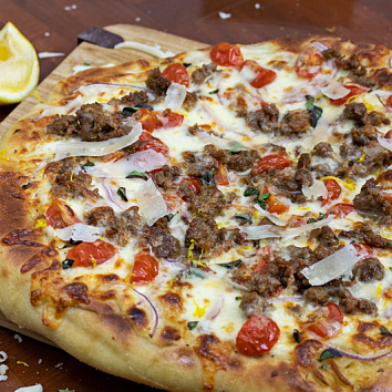 Пицца с ягнятиной и домашним чесночным соусом