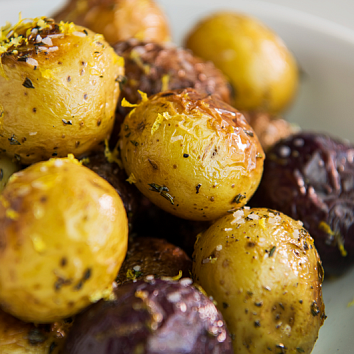 Мини-картофель с травами, запеченный в корзинке