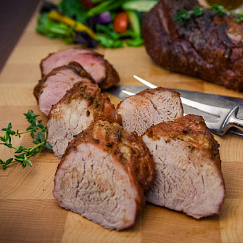 Свиная вырезка на кленовой дощечке с коричневым сахаром