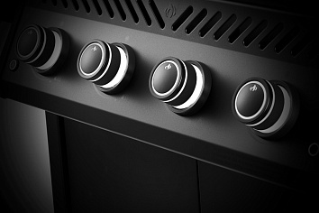 ЭРГОНОМИЧНЫЕ РУЧКИ УПРАВЛЕНИЯ С ПОДСВЕТКОЙ NIGHT LIGHT™