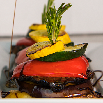 Запеченные овощи на гриле с бальзамическим кремом