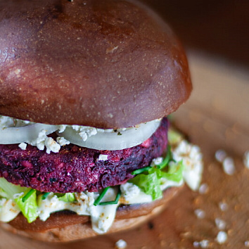Средиземноморские свекольные бургеры