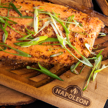 Форель на кедровой доске в кленово-горчичной глазури