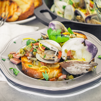 Мидии с панчеттой и соусом софрито