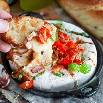 Запеченная бри-скетта