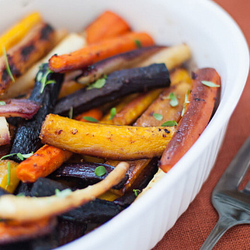 Запечённая морковь с дижонской горчицей и кленовым сиропом