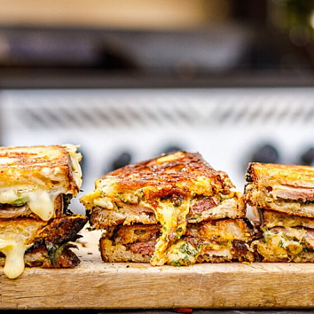 Три вида хрустящих тостов с сырами на гриле