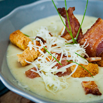 Картофельный суп с луком-пореем, копчёными сливками и тремя видами сыра