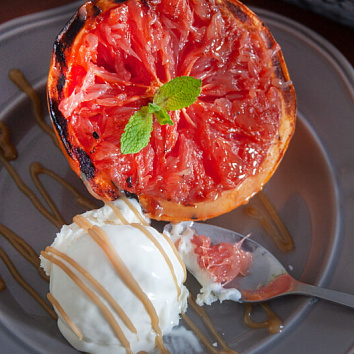 Грейпфрут на гриле с домашним мороженым