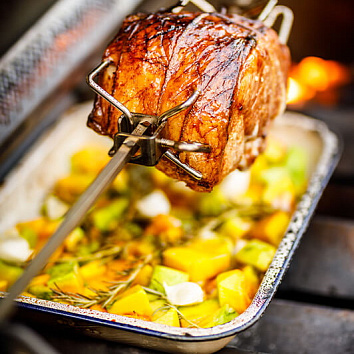 Подкопченный свиной окорок с тыквой и брюссельской капустой