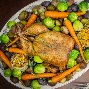 Курица на вертеле с картофелем в корзинке